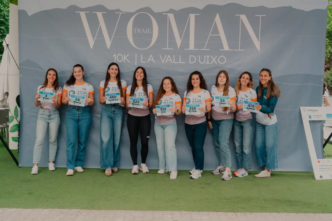 Corredoras con sus dorsales en el photocall del Woman Trail de La Vall d'Uixó