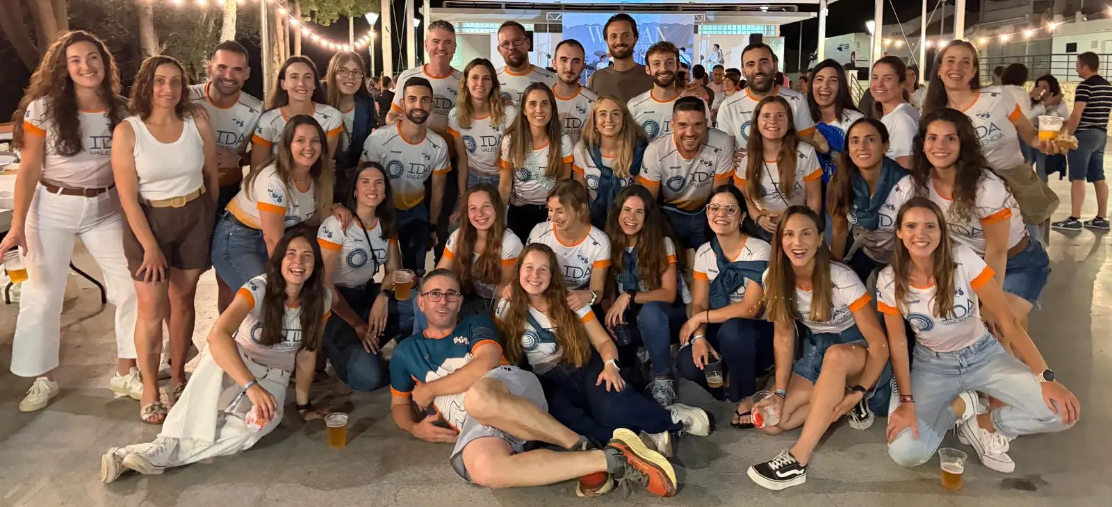 El club al completo en la fiesta nocturna del Woman Trail